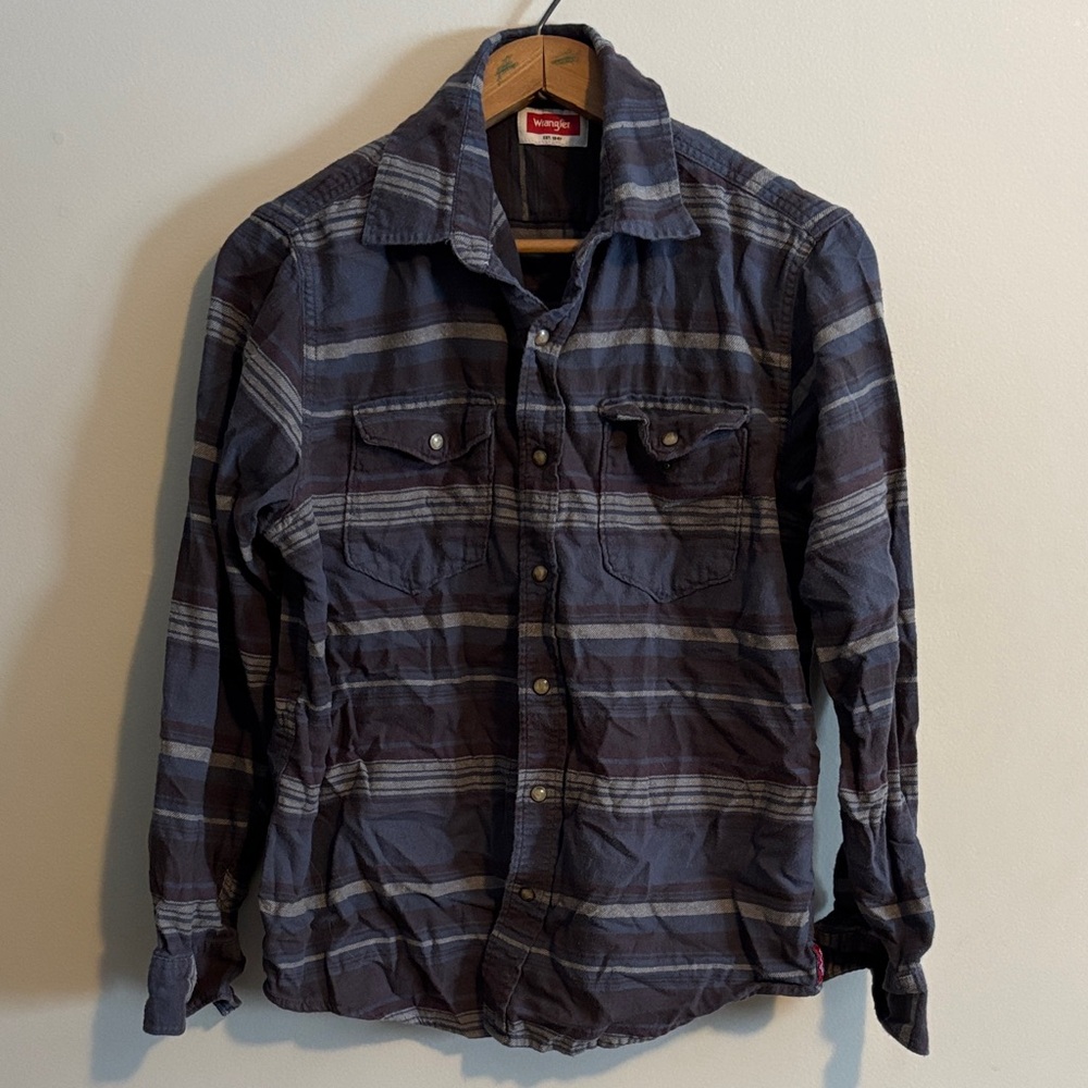 Wrangler Men's Gray and Blue Striped Shirt says Medium but fits like a men’s sm
